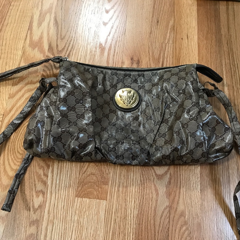 100% authentic Gucci oversized clutch with waterproof material.
